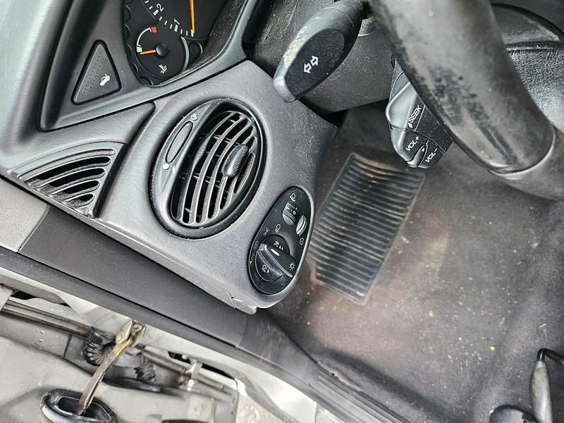 Gebraucht Ford Focus 101 PS (74 kW) 2000 Silber Kombi