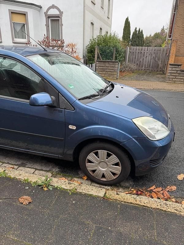 Blau Gebraucht 2005 Ford Fiesta Kleinwagen | 1.900 € (Etwas zu teuer) - Bild 1/4