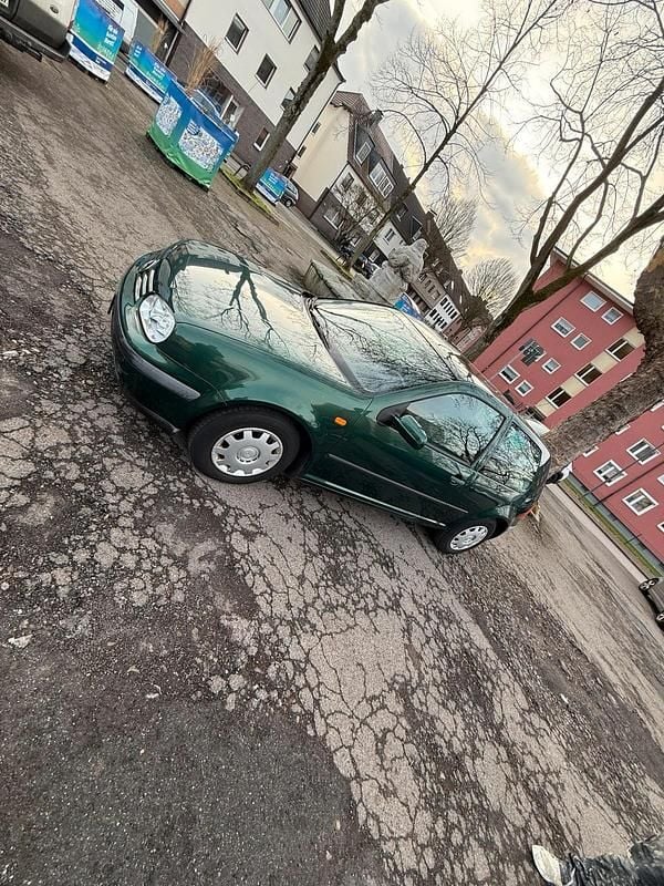 Grün Gebraucht 1999 VW Golf IV Kleinwagen | 3.000 € - Bild 1/4