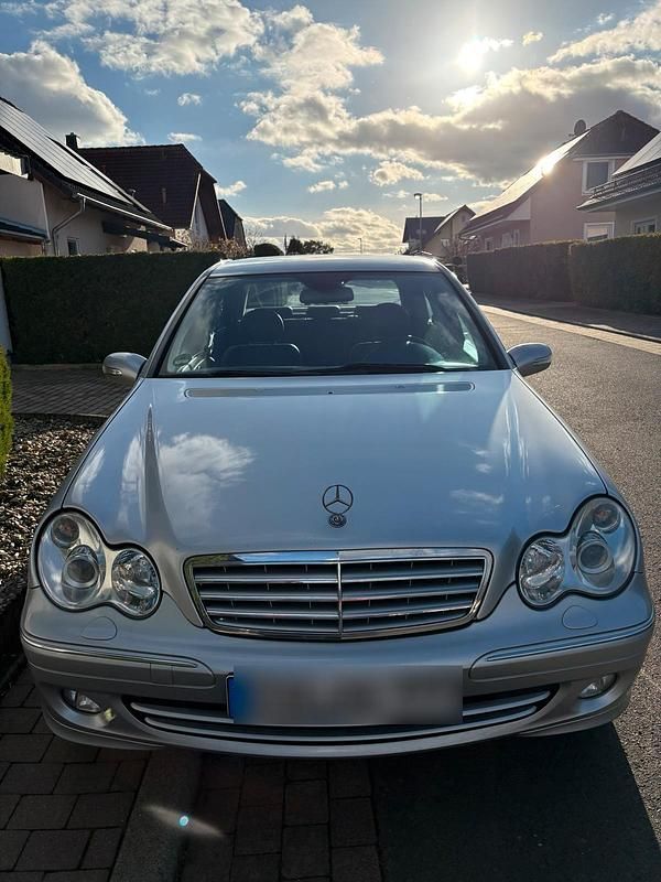 Silber Gebraucht 2005 Mercedes C200 Sport Edition Limousine | 3.800 € (Etwas zu teuer) - Bild 1/4