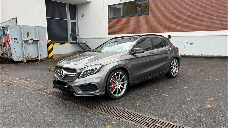 Grau Gebraucht 2016 Mercedes GLA45 AMG AMG SUV | 29.999 € (Fairer Preis) - Bild 1/4