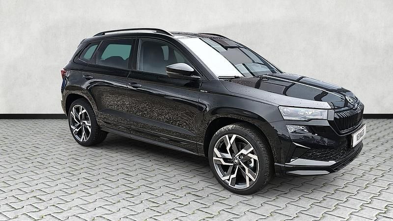 Schwarzmagic perleffekt Neu 2025 Skoda Karoq SportLine SUV | 41.990 € (Fairer Preis) - Bild 1/4