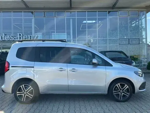 Gebraucht Mercedes T180 Progressive 116 PS (85 kW) 2024 Helvinsilber Van / Kleinbus