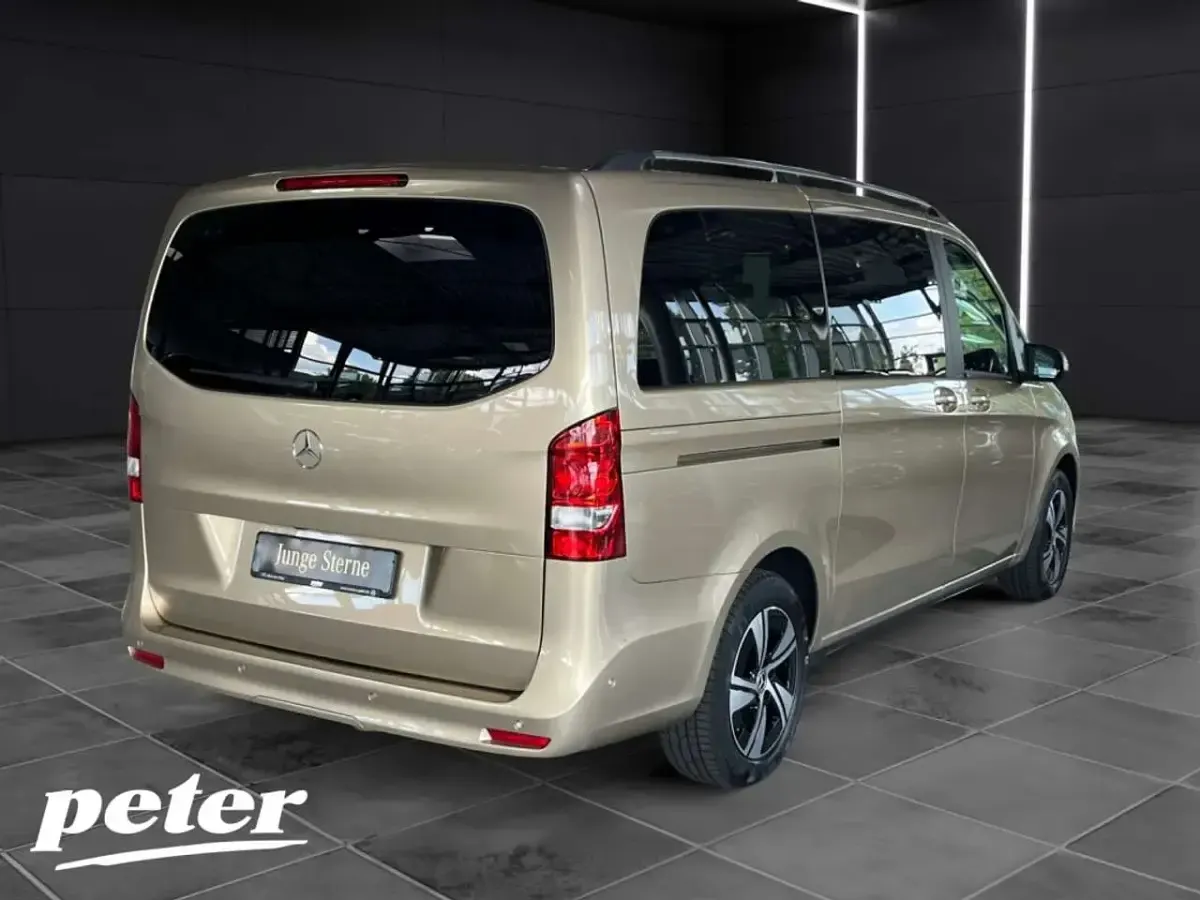 Gebraucht Mercedes V220 163 PS (119 kW) 2025 Kalaharigold met. Van / Kleinbus