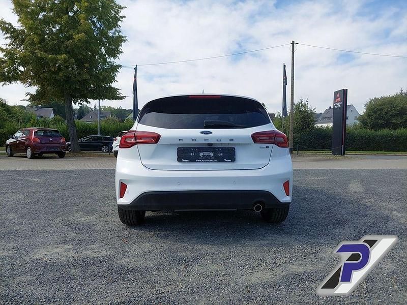 Gebraucht Ford Focus Titanium 125 PS (91 kW) 2023 Weiß Limousine