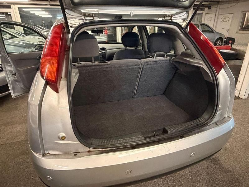 Gebraucht Ford Focus Trend 101 PS (74 kW) 1999 Silber Limousine