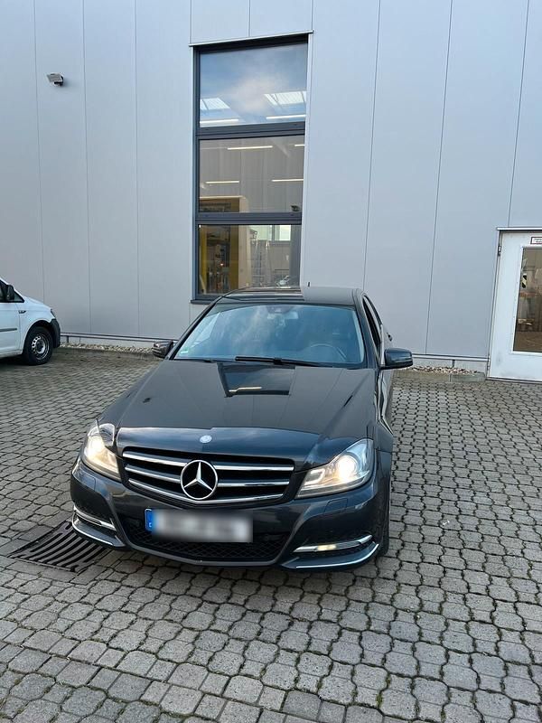 Schwarz Gebraucht 2014 Mercedes C200 Limousine | 9.500 € - Bild 1/4