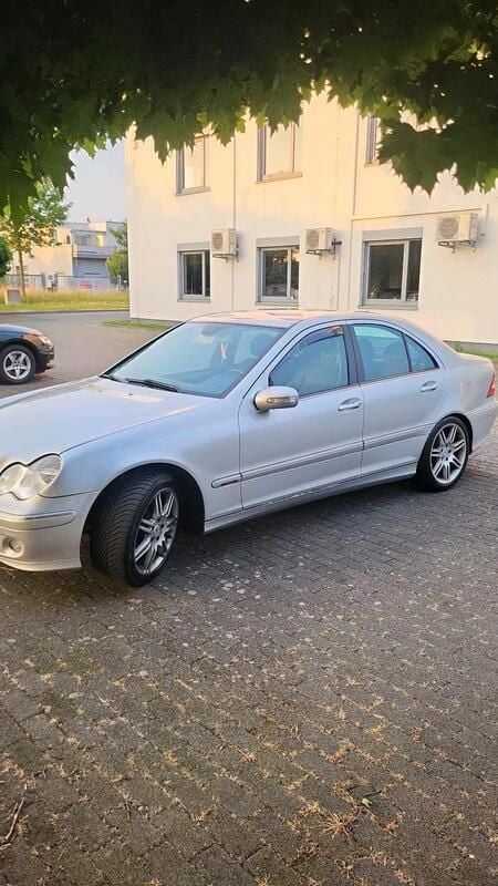 Silber Gebraucht 2004 Mercedes C230 Limousine | 3.000 € - Bild 1/4