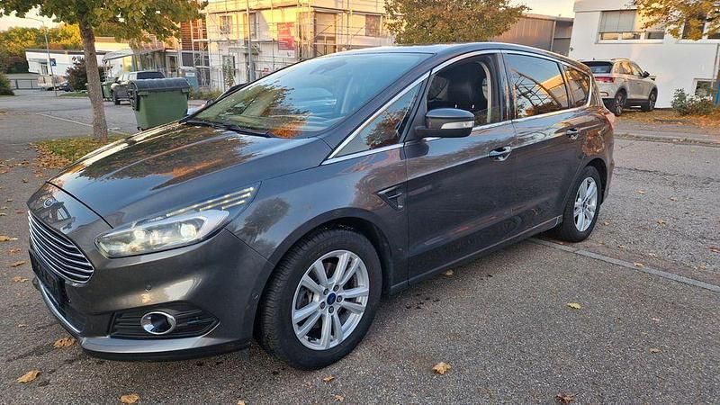 Grau Gebraucht 2016 Ford S-MAX Titanium Van / Kleinbus | 9.900 € (Fairer Preis) - Bild 1/4