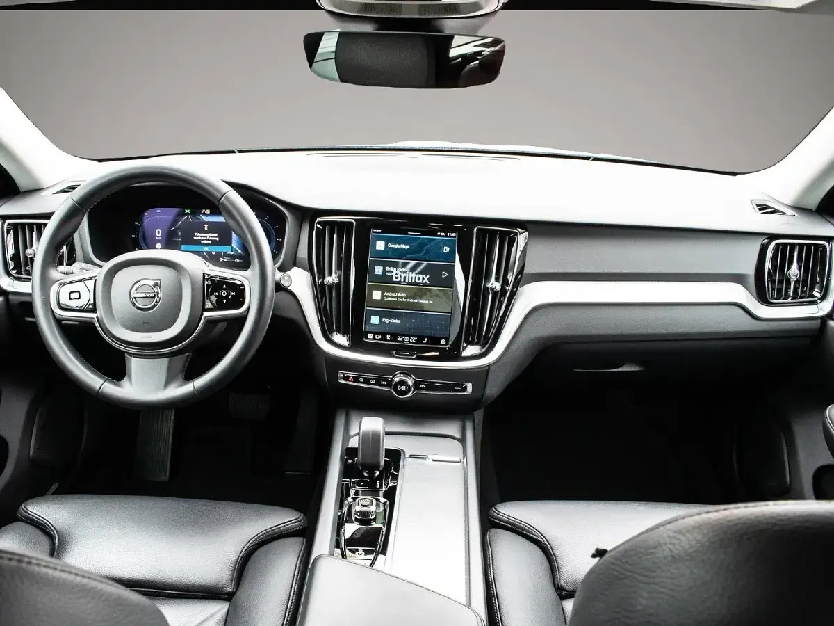 Gebraucht Volvo V60 CC Plus 197 PS (144 kW) 2023 Manufacturer Kombi