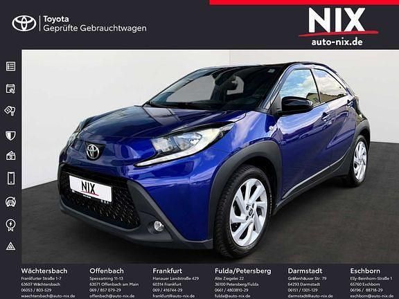 Juniper blue metallic/ night sky black Gebraucht 2022 Toyota Aygo Pulse Kleinwagen | 14.171 € (Fairer Preis) - Bild 1/4