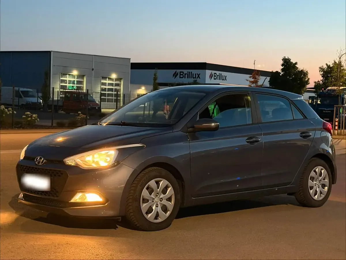 Gebraucht Hyundai i20 84 PS (61 kW) 2017 Grau Kleinwagen