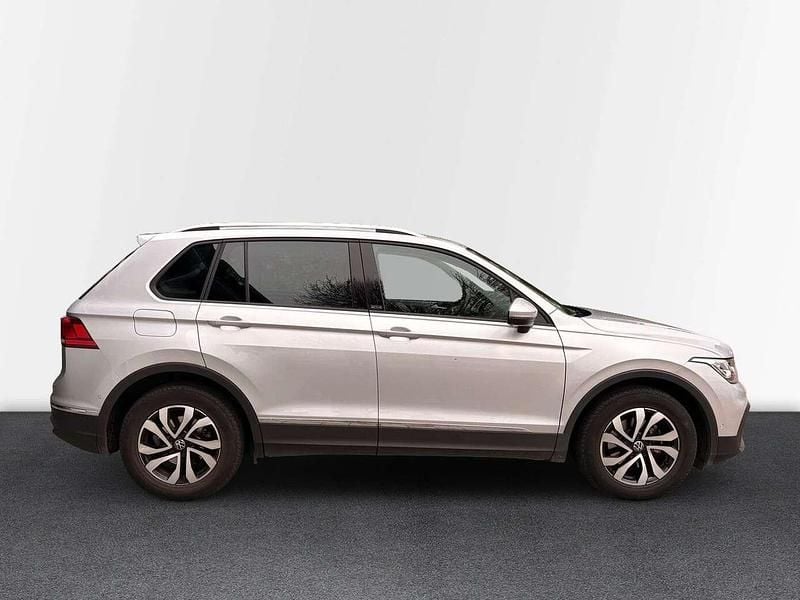 Gebraucht VW Tiguan Active 150 PS (110 kW) 2021 Reflexsilber metallic SUV