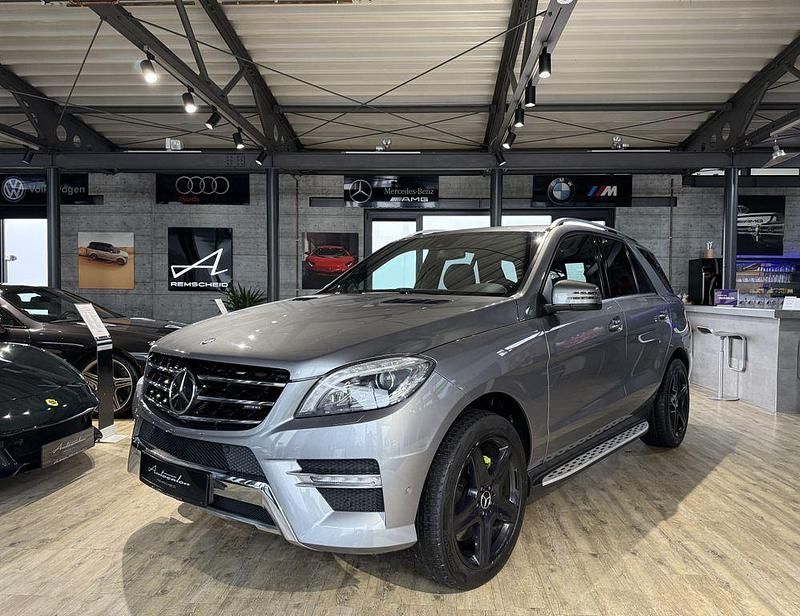 Grau Gebraucht 2012 Mercedes ML350 AMG line SUV | 23.900 € (Etwas zu teuer) - Bild 1/4