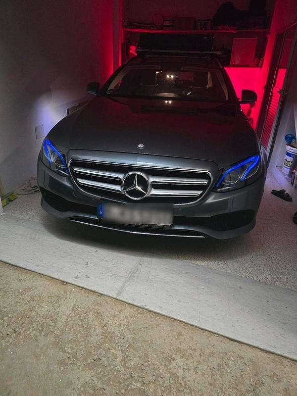 Grau Gebraucht 2017 Mercedes E200 Avantgarde Kombi | 16.900 € (Fairer Preis) - Bild 1/4