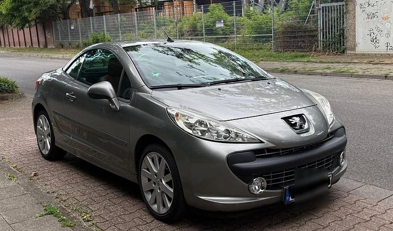 Grau Gebraucht 2009 Peugeot 207 CC Platinum Cabrio | 2.900 € (Fairer Preis) - Bild 1/4