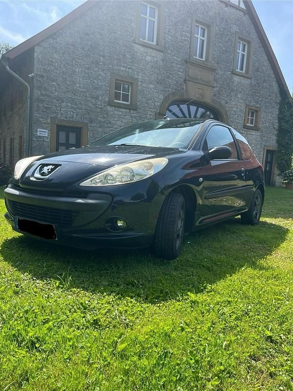 Grau Gebraucht 2011 Peugeot 206+ Kleinwagen | 4.500 € - Bild 1/4