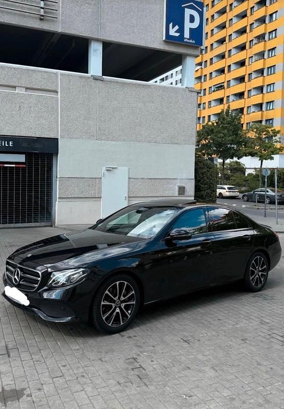 Schwarz Gebraucht 2017 Mercedes E220 Limousine | 20.000 € (Superpreis) - Bild 1/4