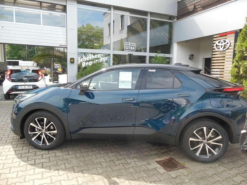 Neu Toyota C-HR 140 PS (102 kW) 2025 Grün SUV