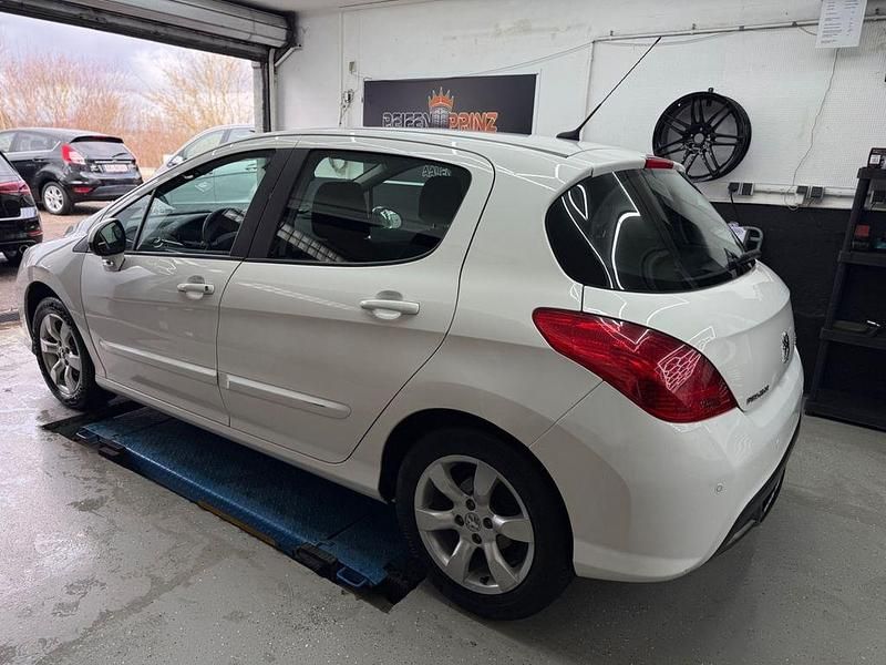 Gebraucht Peugeot 308 Active 120 PS (88 kW) 2011 Weiß Limousine