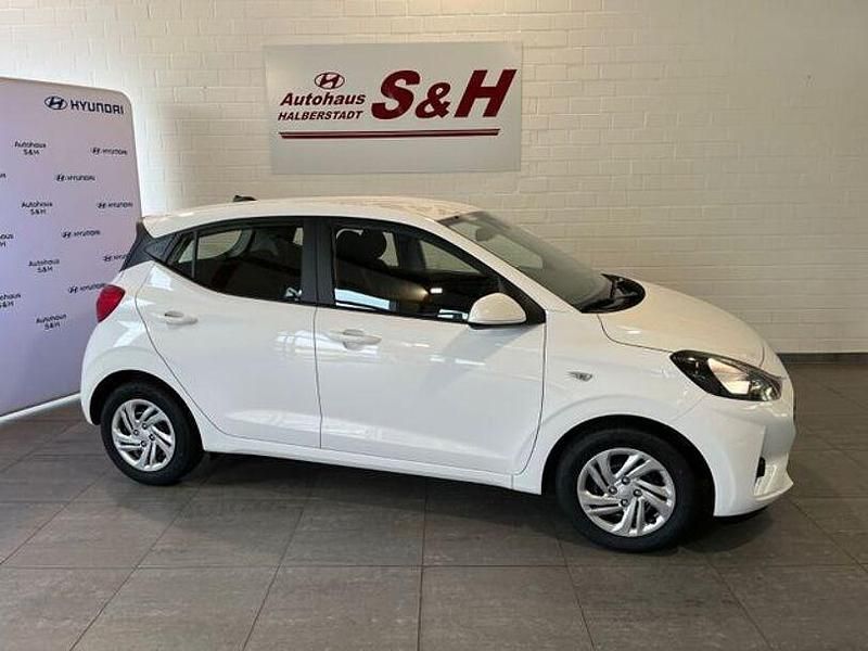 Atlas white uni Gebraucht 2024 Hyundai i10 Select Kleinwagen | 14.990 € (Fairer Preis) - Bild 1/4