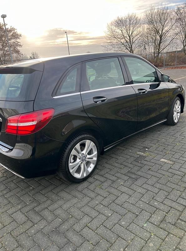 Gebraucht Mercedes B180 122 PS (89 kW) 2015 Schwarz Van / Kleinbus