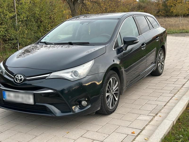 Blau Gebraucht 2015 Toyota Avensis Kombi | 8.999 € - Bild 1/4