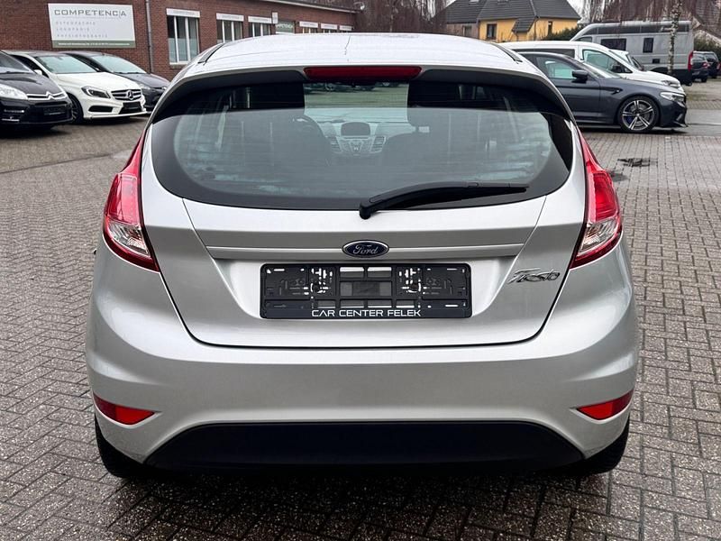 Gebraucht Ford Fiesta Celebration 80 PS (58 kW) 2016 Silber Kleinwagen