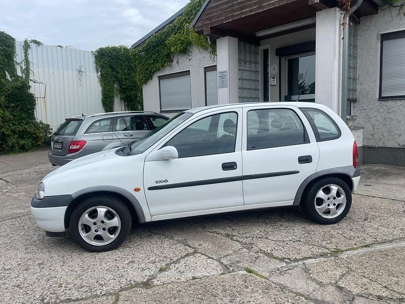 Weiß Gebraucht 2000 Opel Corsa Kleinwagen | 1.660 € (Teuer) - Bild 1/4