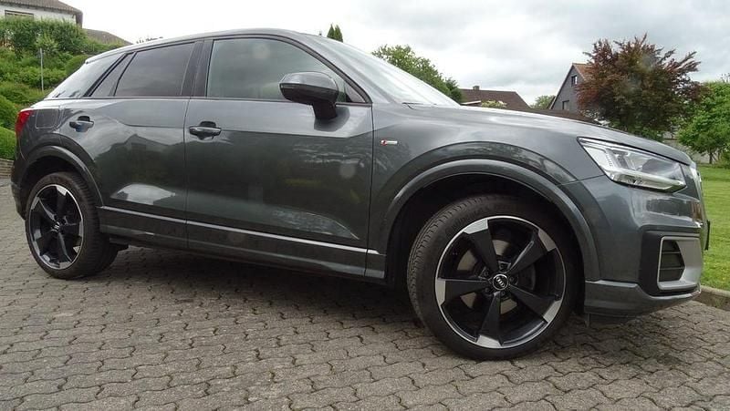 Grau Gebraucht 2018 Audi Q2 S-Line SUV | 16.450 € (Guter Preis) - Bild 1/4