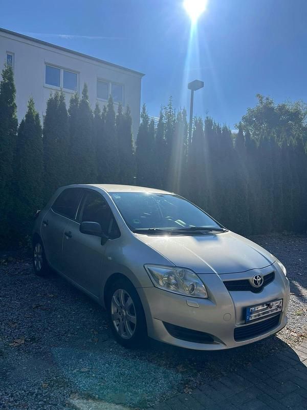 Silber Gebraucht 2007 Toyota Auris Kleinwagen | 3.500 € (Fairer Preis) - Bild 1/4