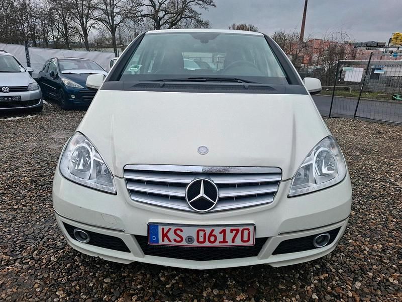 Gebraucht Mercedes A160 95 PS (69 kW) 2011 Weiß Limousine