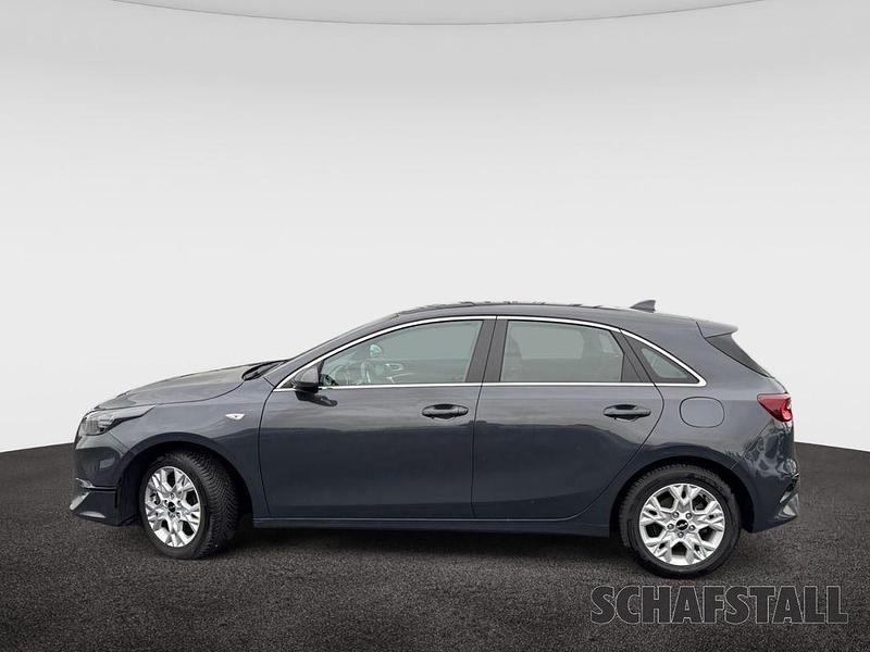 Usado Kia Ceed Comfort 120 HP (88 kW) 2024 Cinzento Citadino