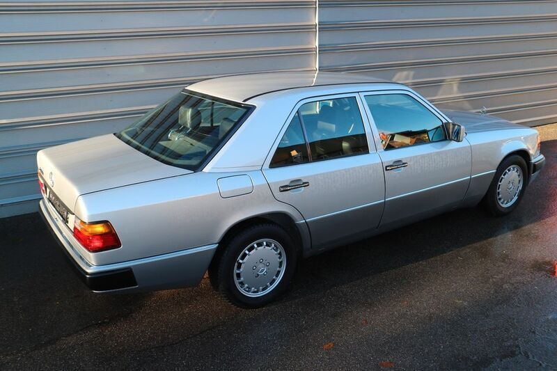 Gebraucht Mercedes E300 113 PS (83 kW) 1991 Silber Limousine