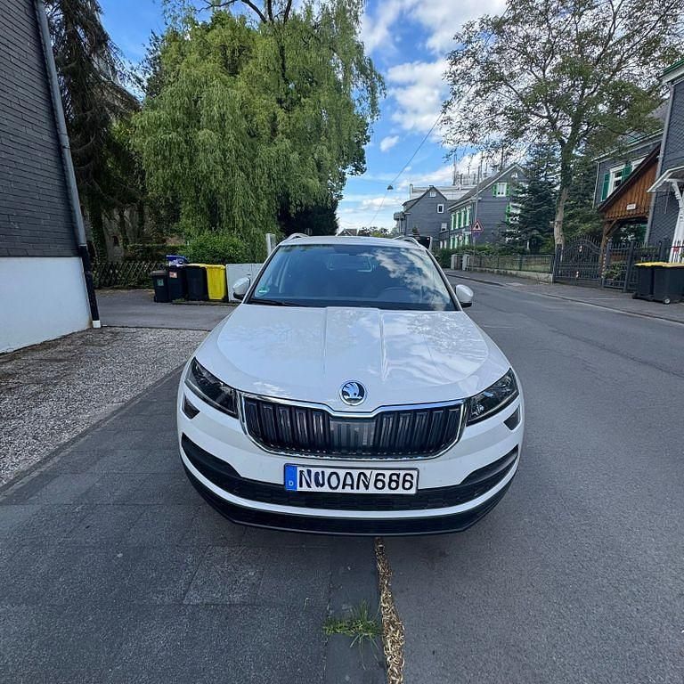 Weiß Gebraucht 2020 Skoda Karoq Drive SUV | 19.700 € (Fairer Preis) - Bild 1/4