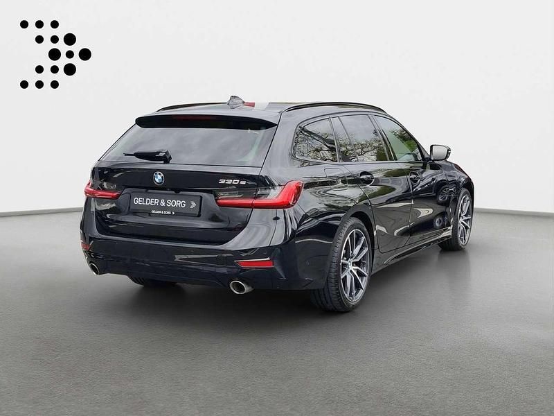 Gebraucht BMW 330e Sport Line 292 PS (214 kW) 2021 Schwarz Kombi