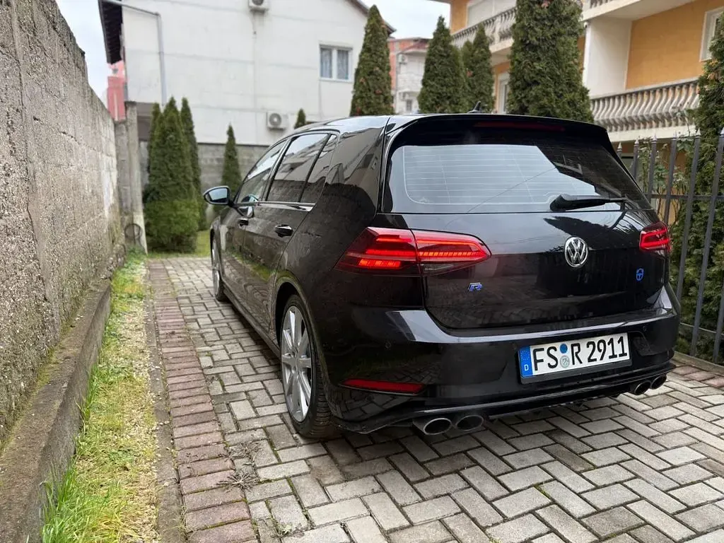 Second-hand VW Golf VII R 310 CP (228 kW) 2017 Negru Berlinǎ