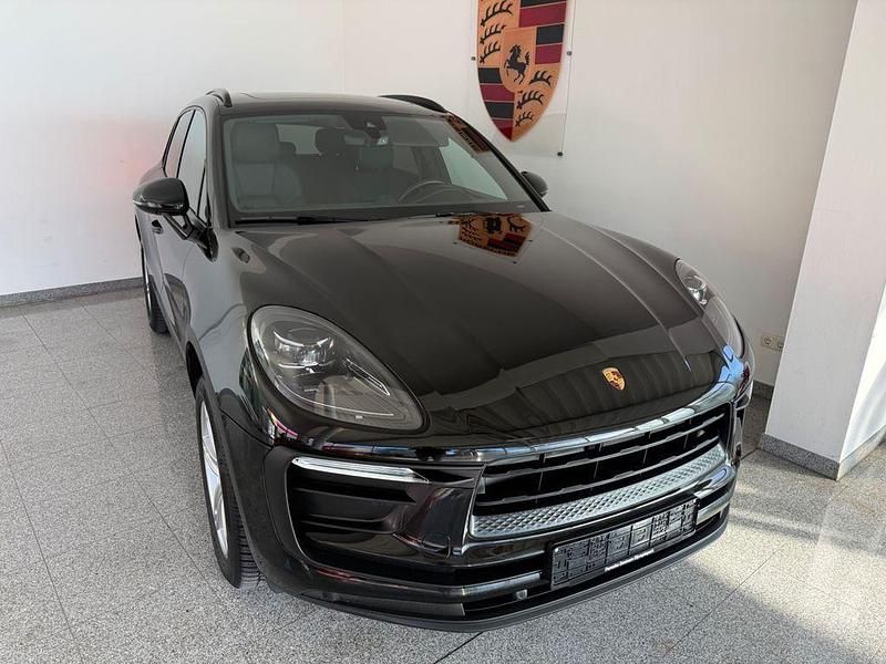 Gebraucht Porsche Macan 265 PS (194 kW) 2022 Tiefschwarz SUV