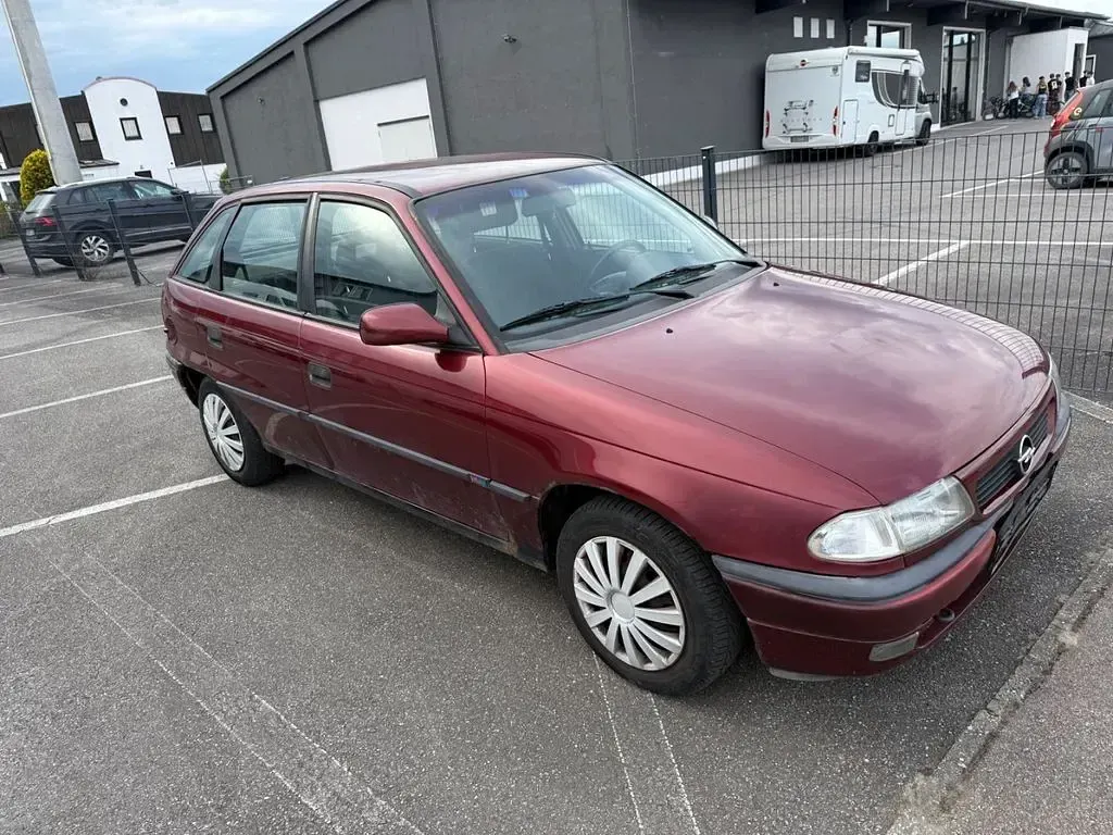 Usata Opel Astra 75 CV (55 kW) 1997 Rosso Berlina
