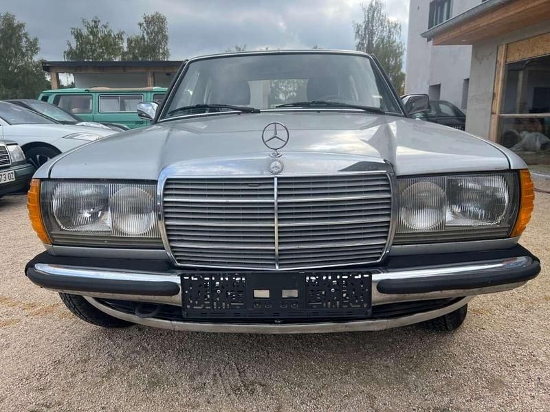 Gebraucht Mercedes 200 109 PS (80 kW) 1984 Silber Limousine