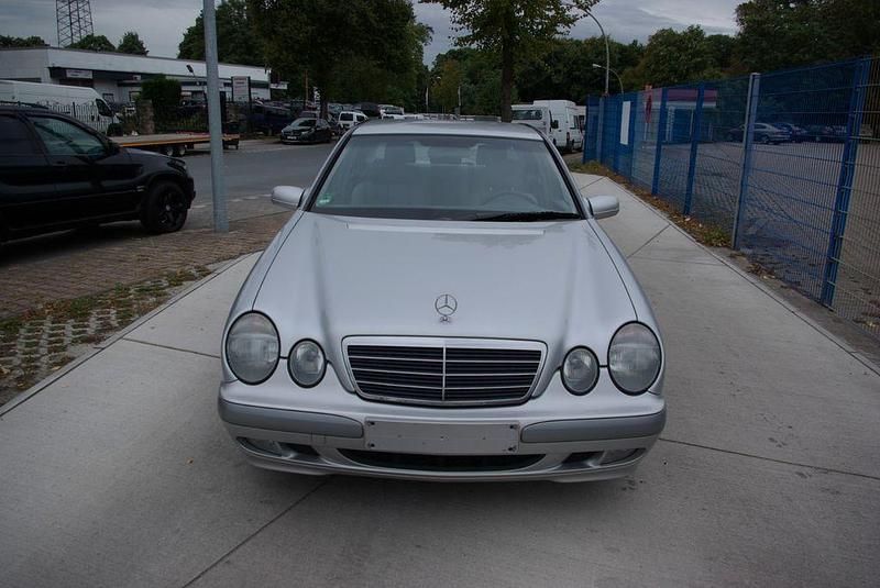 Silber (metallic) Gebraucht 1999 Mercedes E200 Limousine | 3.880 € (Superpreis) - Bild 1/4