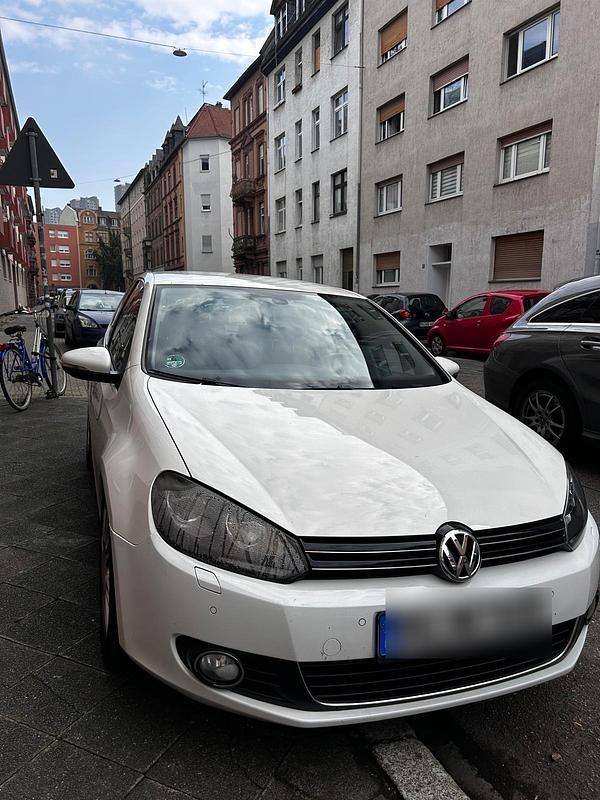 Weiß Gebraucht 2011 VW Golf VI Kleinwagen | 3.999 € (Fairer Preis) - Bild 1/4