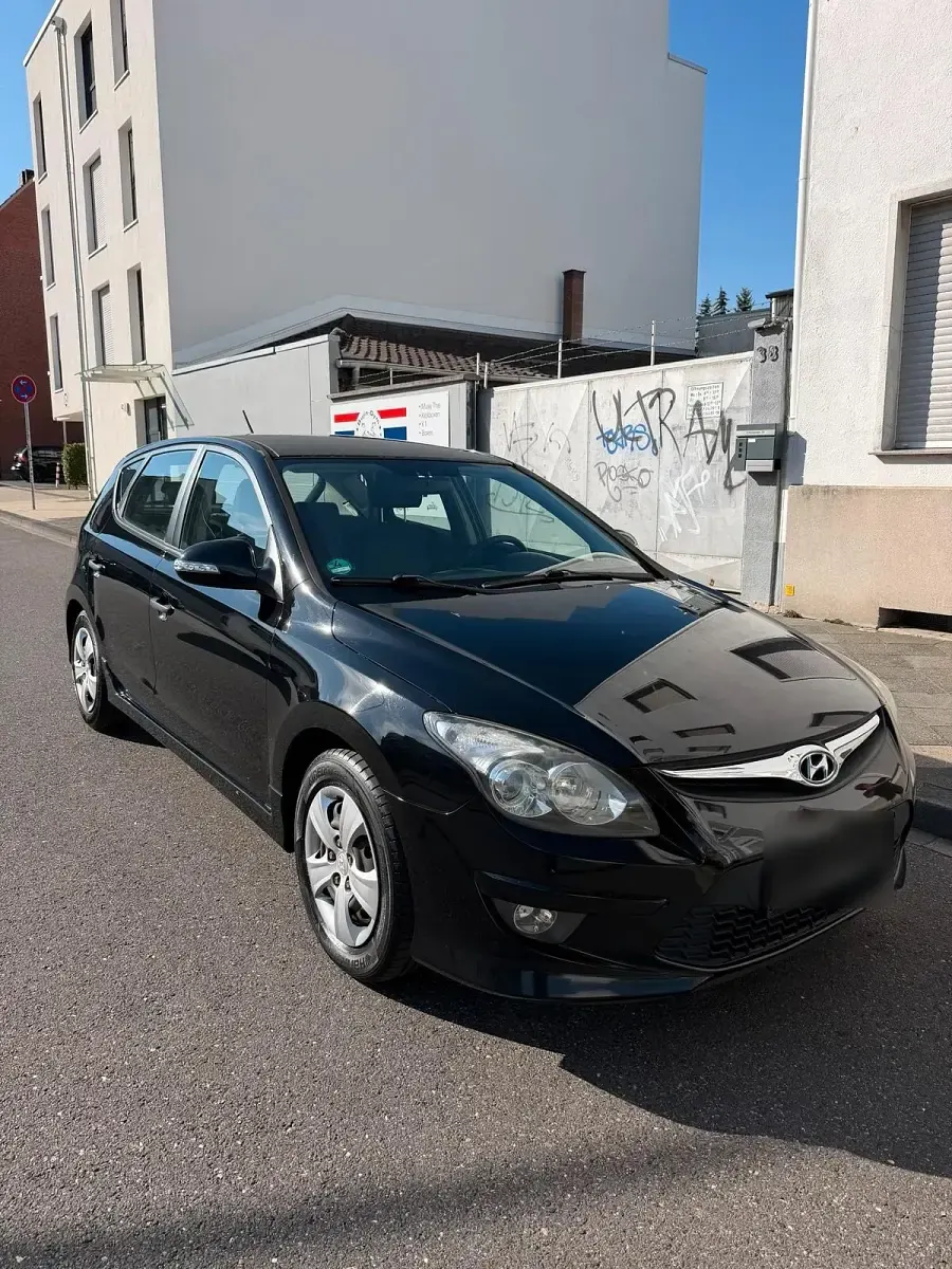 Gebraucht Hyundai i30 90 PS (66 kW) 2011 Schwarz Limousine