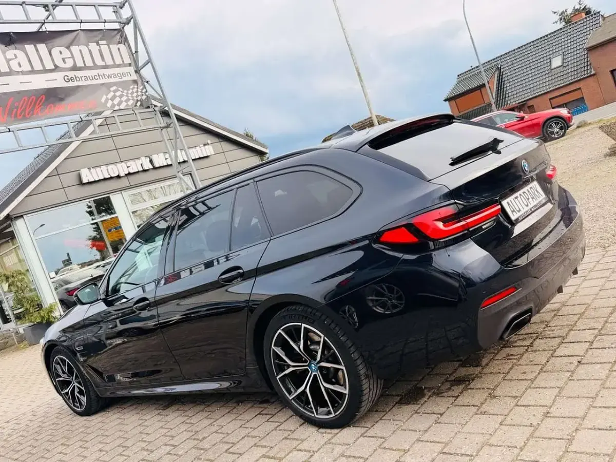 Gebraucht BMW 530e M Sport 292 PS (214 kW) 2022 Carbonschwarz Kombi