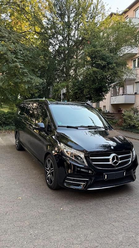 Schwarz Gebraucht 2016 Mercedes V250 AMG line Van / Kleinbus | 31.500 € (Guter Preis) - Bild 1/4