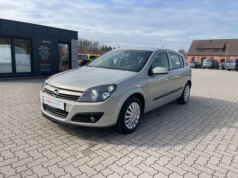 Gebraucht Opel Astra Edition 105 PS (77 kW) 2005 Pannacotta metallic Limousine