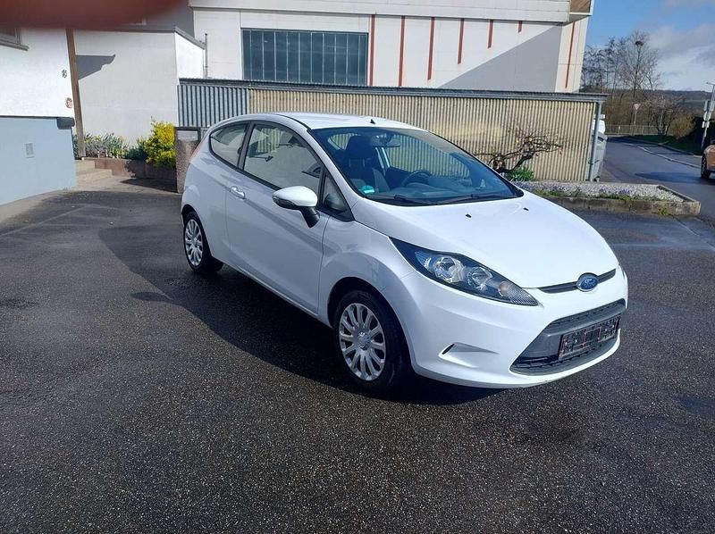 Gebraucht Ford Fiesta Trend 60 PS (44 kW) 2011 Frostweiß Kleinwagen