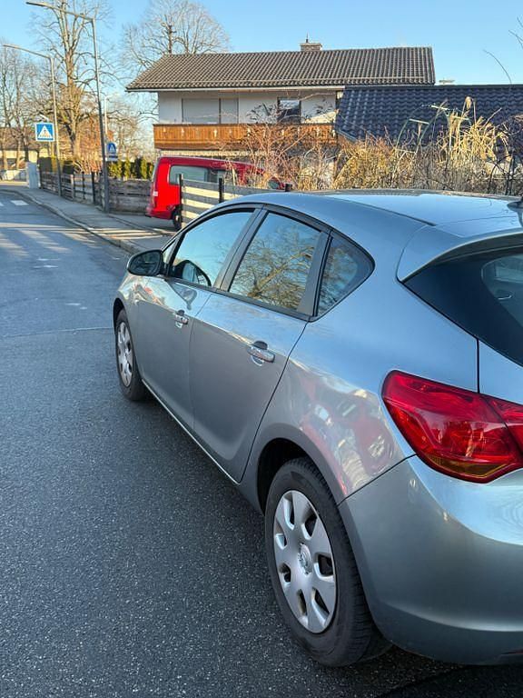 Gebraucht Opel Astra Selection 101 PS (74 kW) 2010 Grau Limousine