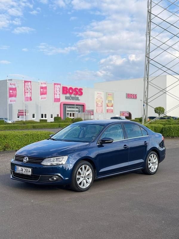 Second-hand VW Jetta 122 CP (89 kW) 2011 Albastru Berlinǎ