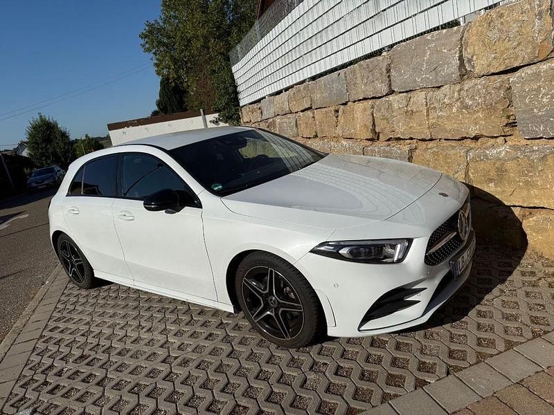 Weiß Gebraucht 2021 Mercedes A200 AMG line Limousine | 29.500 € (Fairer Preis) - Bild 1/4